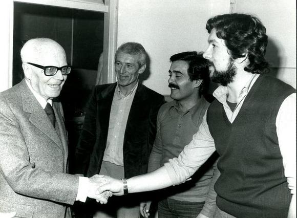 Sandro Pertini stringe la mano al direttore di scena Cosimo Moliterno