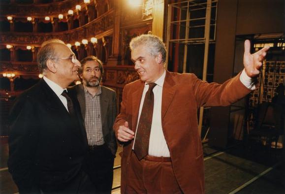 Enzo Siciliano e Marco Tullio Giordana, in secondo piano lo scengrafo Carmelo Giammmello