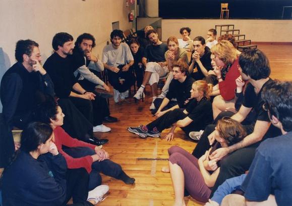 Gli allievi della Scuola per attori del TST (triennio 1997/2000) con Nicolaj Karpov e Mauro Avogadro