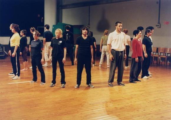 Gli allievi della Scuola per attori del TST (triennio 1997/2000) durante lo stage di movimento diretto da Nicolaj Karpov. Al centro vestito di nero Carmelo Rifici