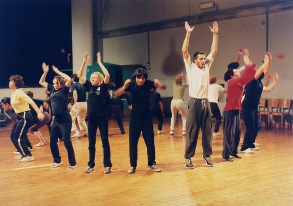 Gli allievi della Scuola per attori del TST (triennio 1997/2000) durante lo stage di movimento diretto da Nicolaj Karpov.