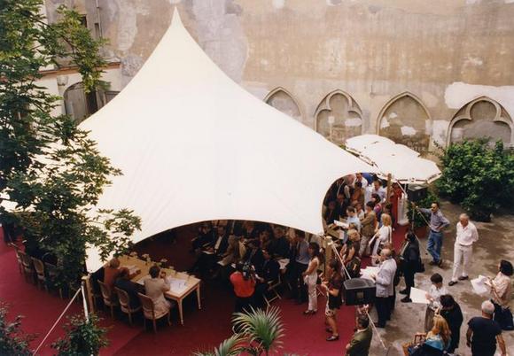 Il cortile della Casa del quartiere San Salvario in via Saluzzo 26 durante la conferenza stampa di presentazione della Stagione di Prosa 1997/98