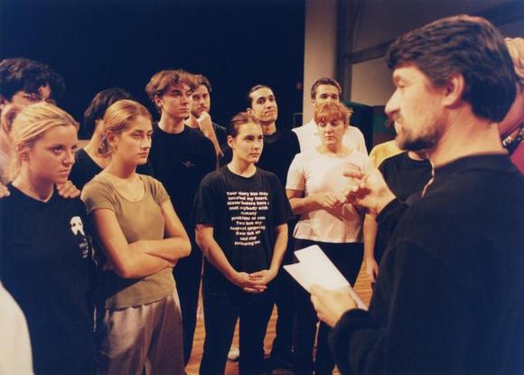 Nicolaj Karpov con gli allievi della Scuola per attori del TST (triennio 1997/2000)