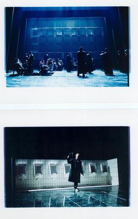 Foto in alto: La scena della sala d'attesa; foto in basso: la scena dei cessi pubblici: Gabriele Lavia