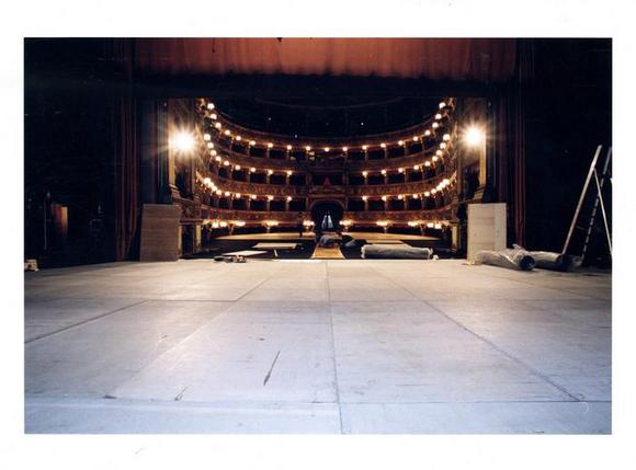 Montaggio scenografia al Teatro Carignano