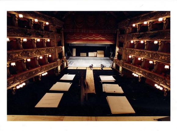 Montaggio scenografia al Teatro Carignano