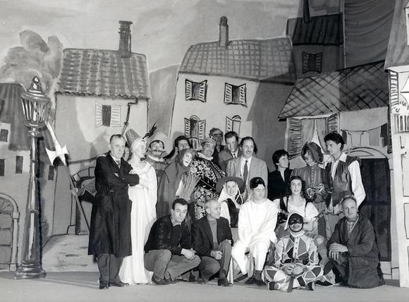Nico Pepe, direttore del Piccolo teatro della città di Torino (al centro) e il regista Enrico Romero (alle sue spalle) con la compagnia