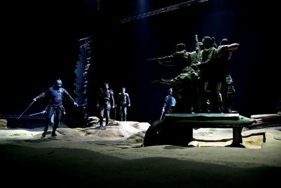 Il combattimento finale, a sinistra Edoardo La Scala , Andrea Simonetti, Umberto Petranca, Francesco Scianna, a destra i soldati greci