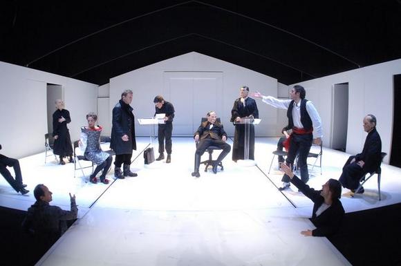 Scena d'insieme: sotto il palco: Paolo Serra, Fausto Cabra, sopra, senza le maschere: Maria Grazia Solano, Marco Toloni, Lino Guanciale