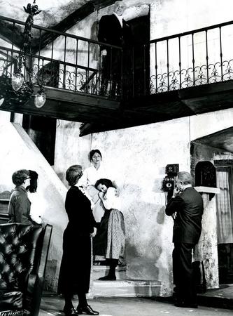 Sulla scala Lilla Brignone (in alto) abbraccia Ivana Erbetta, in primo piano vestita di Nero Nina Giardini, a destra Giulio Oppi, a sinistra con gli occhiali Maria De Velo, in alto sul balcone Filippo Scelzo