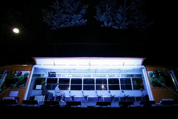 Il Tram-teatro. Seduti: Gianluca Gambino, Irene Ivaldi