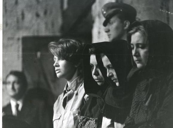 Carla Gravina Wilma Deusebio, Annamaria Viazzo, Donatella Ceccarello,in secondo piano Franco Parenti e Ferruccio Casacci