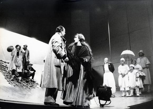 Gianni Agus e Annamaria Guarnieri, sullo sfondo a destra Gastone Moschin con gli scalognati, a sinistra la compagnia della contessa