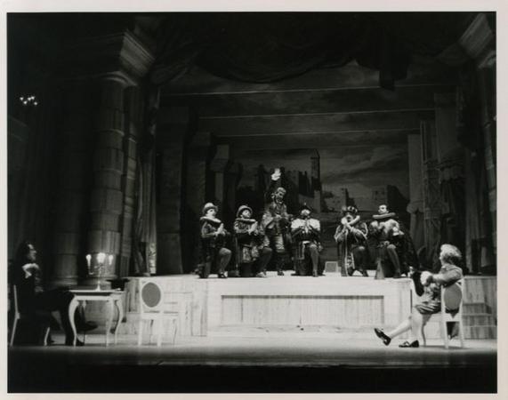 seduti sotto il palco Cesare Gelli, Cochi Ponzoni, sul palco al centro: Walter Chiari