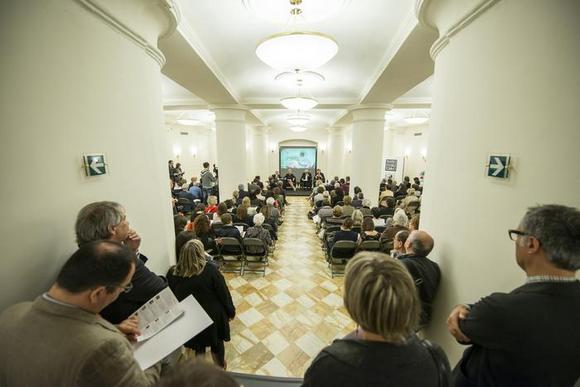 Pubblico nella sala colonne del Teatro Carignano