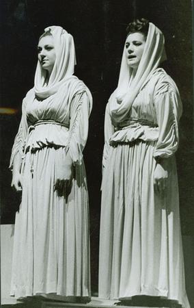 Cecilia Sacchi e Donatella Ceccarello, foto pubblicata su «Il Dramma», A. 39, nuova serie n. 317 (febbraio 1963), p. 7