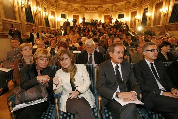 Pubblico nella sala del Teatro Gobetti alla conferenza stampa di presentazione della stagione, a destra Filippo Fonsatti, Direttore organizzativo TST e Renato Cigliuti, Vice Direttore generale del Gabinetto del Sindaco