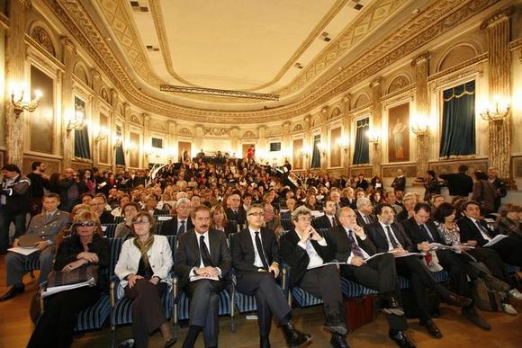 Pubblico nella sala del Teatro Gobetti alla conferenza stampa di presentazione della stagione, al centro Filippo Fonsatti Direttore organizzativo TST;