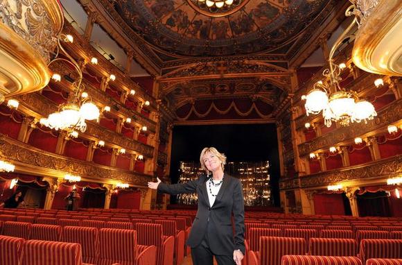 Evelina Christillin, Presidente del TST mostra la sala del Teatro Carignano