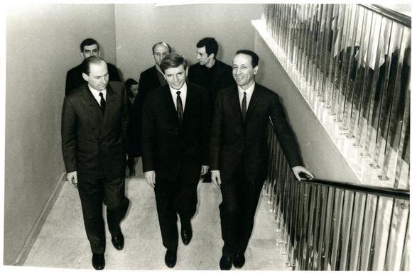 Gianfranco De Bosio (in seconda fila a sinistra Nuccio Messina) con funzionari sovietici