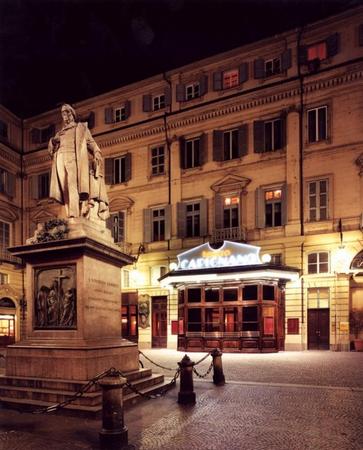 L'ingresso del Teatro su Piazza Carignano, foto di Giampietro Agostini