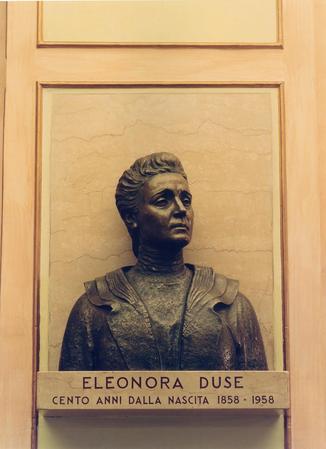 Busto di Eleonora Duse, nel foyer del teatro Carignano