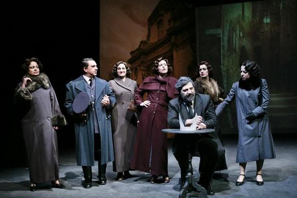 Riccardo Lombardo (seduto), dietro, da sinistra: Gisella Bein, Michele Di Mauro, Tatiana Lepore, Francesca Rota, Simona Nasi, Rossana Gay