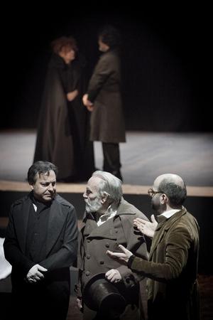 Paolo Musio, Renato Carpentieri, Giovanni Ludeno, sullo sfondo Gisella Bein, Totò Onnis,