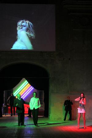 Carmen Onea (sullo schermo), Gigi Dall'Aglio, Mariano Pirrello, Marcello Vazzoler, Oneda Cela