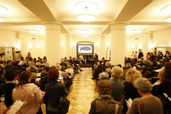 Pubblico in sala colonne del Teatro Carignano