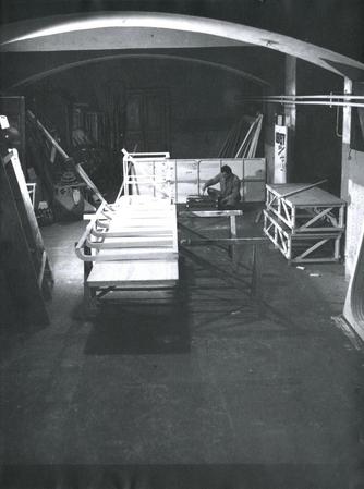 Laboratorio di falegnameria negli infernotti di Palazzo Carignano, all'opera il capo macchinista Salvatore Fortuna