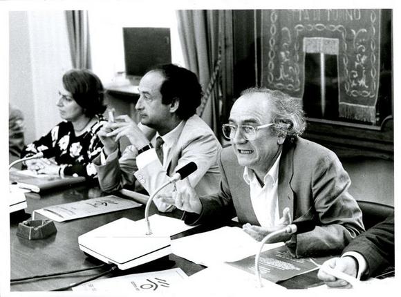 Conferenza stampa, al microfono Franco Passatore, direttore del Settore ragazzi del TST, al suo fianco Giorgio Mondino, presidente del TST e Elda Tessore.
