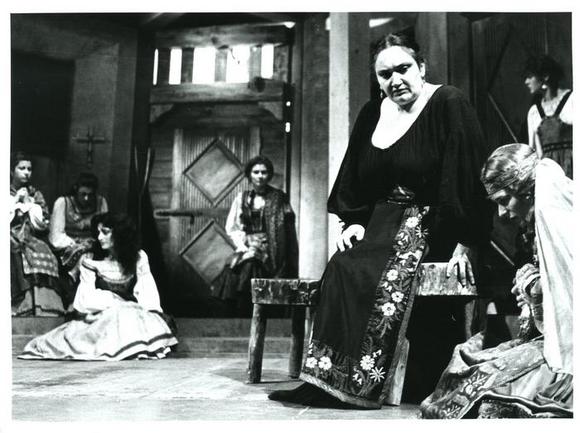 Maria Luisa Santella, Paola Bianco, seduta sullo scalino in fondo Rosaria De Cicco