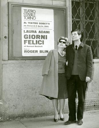 Laura Adani e Roger Blin davanti al Teatro Gobetti