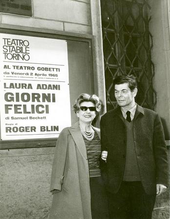 Laura Adani e Roger Blin davanti al Teatro Gobetti