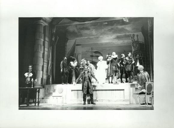 La scena finale, in piedi, sotto il palco da sinistra: Cesare Gelli, Walter Chiari, Cochi Ponzoni
