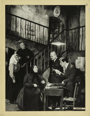 Al centro, da sinistra, Paola Borboni, Giuseppe Aprà, Mario Bardella, sulle scale Clelia Bernacchi, Attilio Ortolani