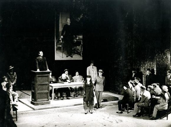 Una scena, sul podio Franco Parenti