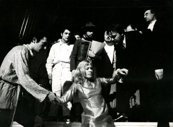 Massimo Foschi, Ingrid Thulin e Luciano Alberici, dietro, con la tuta bianca, Aldo Turco