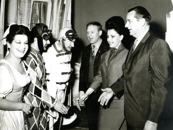 Silvana De Santis, Alvise Battain e Franco Passatore con il clown Popov (al centro), la moglie Alessandra e il direttore del Circo di Mosca (in primo piano)