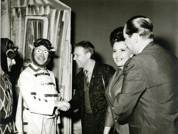 Alvise Battain (a sinistra) e Franco Passatore con il clown Popov, la moglie Alessandra e il direttore del Circo di Mosca 