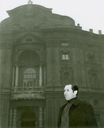 Arnold Wesker davanti a Palazzo Carignano