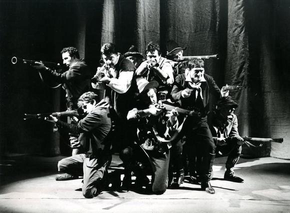 Il gruppo dei briganti, al centro Renzo Giovampietro. Fotografia pubblicata su «Sipario», a. 16, n. 184-85, agosto settembre 1961, p. 67