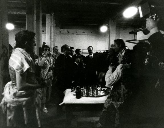 Il ministro Signorello (al centro) brinda con gli attori dopo lo spettacolo nel sottopalco del Teatro Carignano