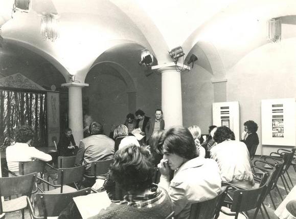 Mario Missiroli (seduto sul palco), a sinistra si riconoscono Silvio Destefanis e Giorgio Balmas, seduto a destra in terza fila Flavio Ambrosini
