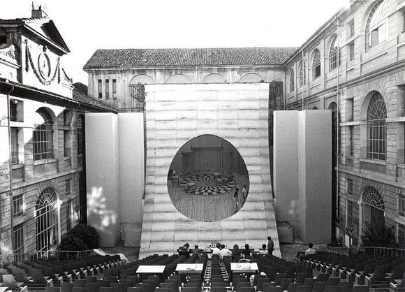 La spettacolare scena ''a cannocchiale'' di Enrico Job montata per il debutto ad Asti Teatro 3