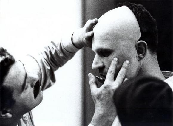Salvatore Placenti (ideatore delle maschere) prova la maschera a Riccardo Bini