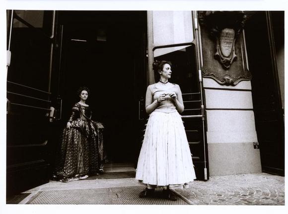 Pia Lanciotti e Sara Bertelà davanti al teatro Carignano in una pausa delle prove