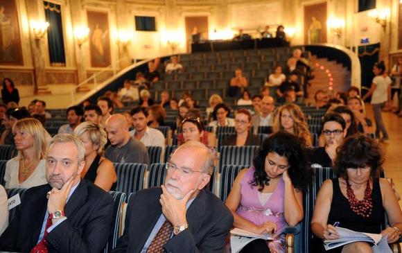 Pubblico nella platea del Teatro Gobetti, a destra Fiorenzo Alfieri