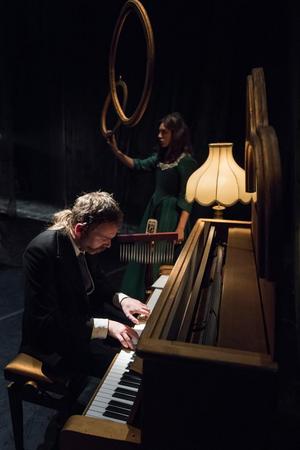 Andrea Gattico al pianoforte, dietro Lorena Senestro